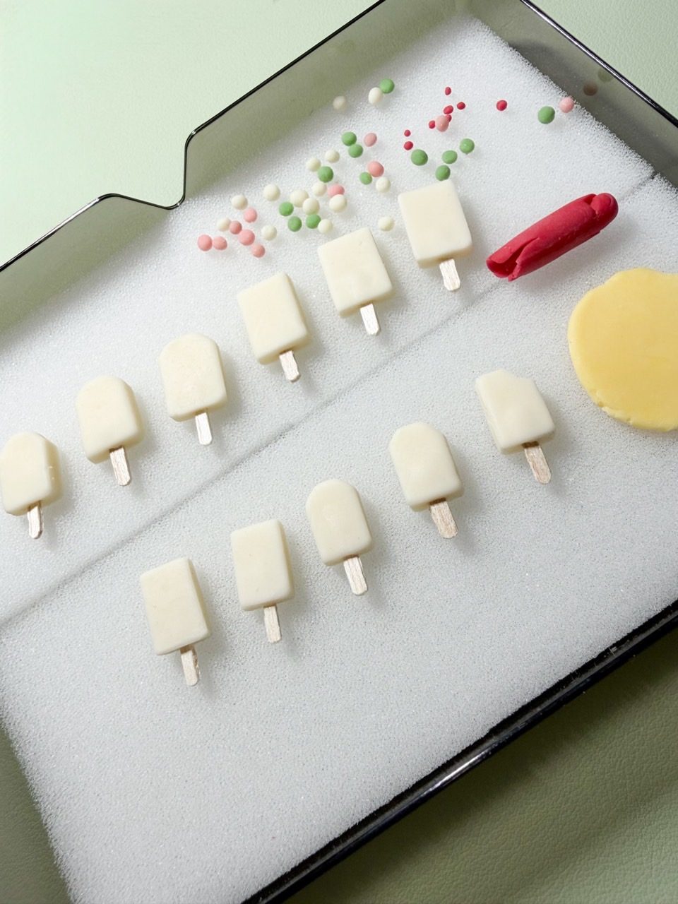 制作中のミニチュアアイス