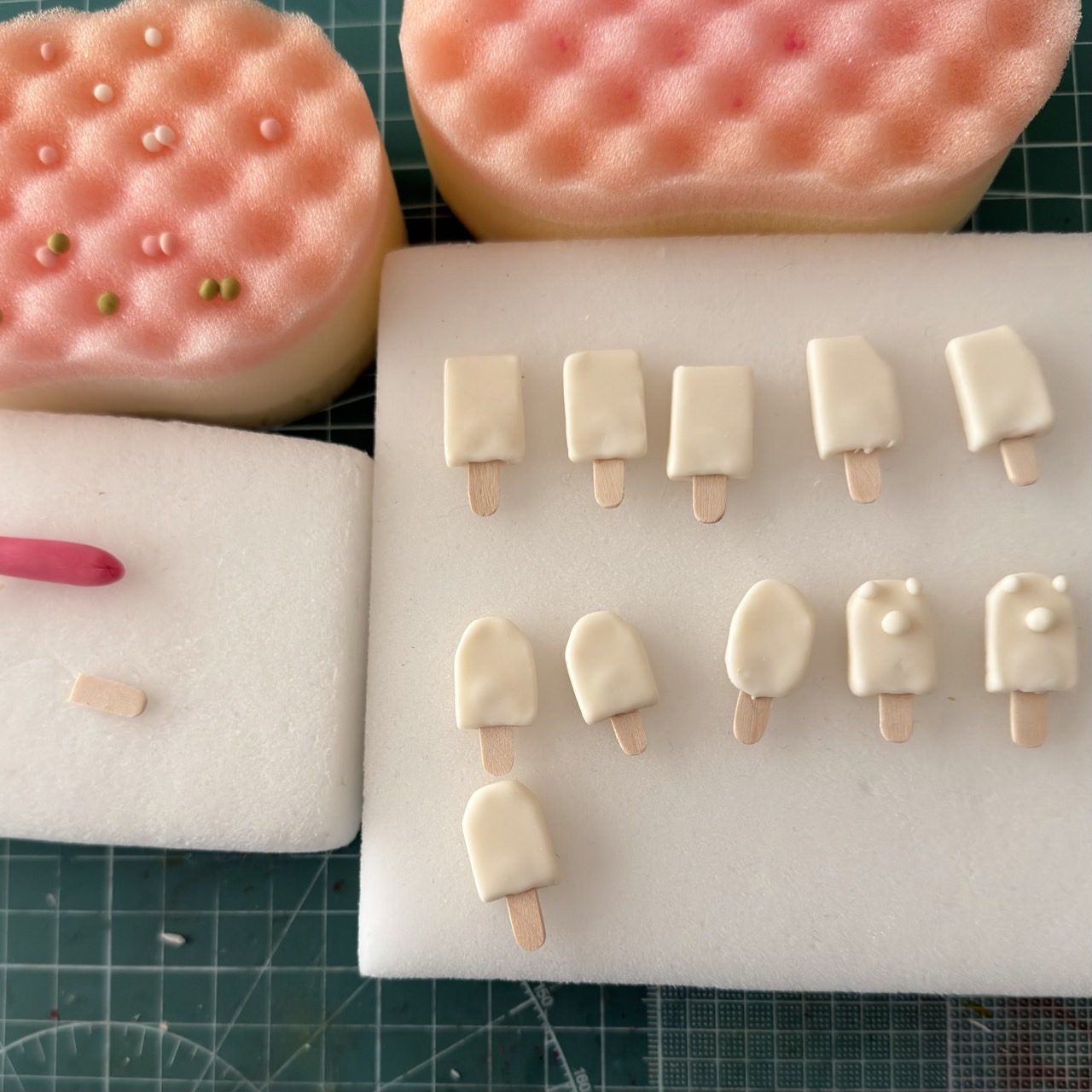 制作中のミニチュアアイス